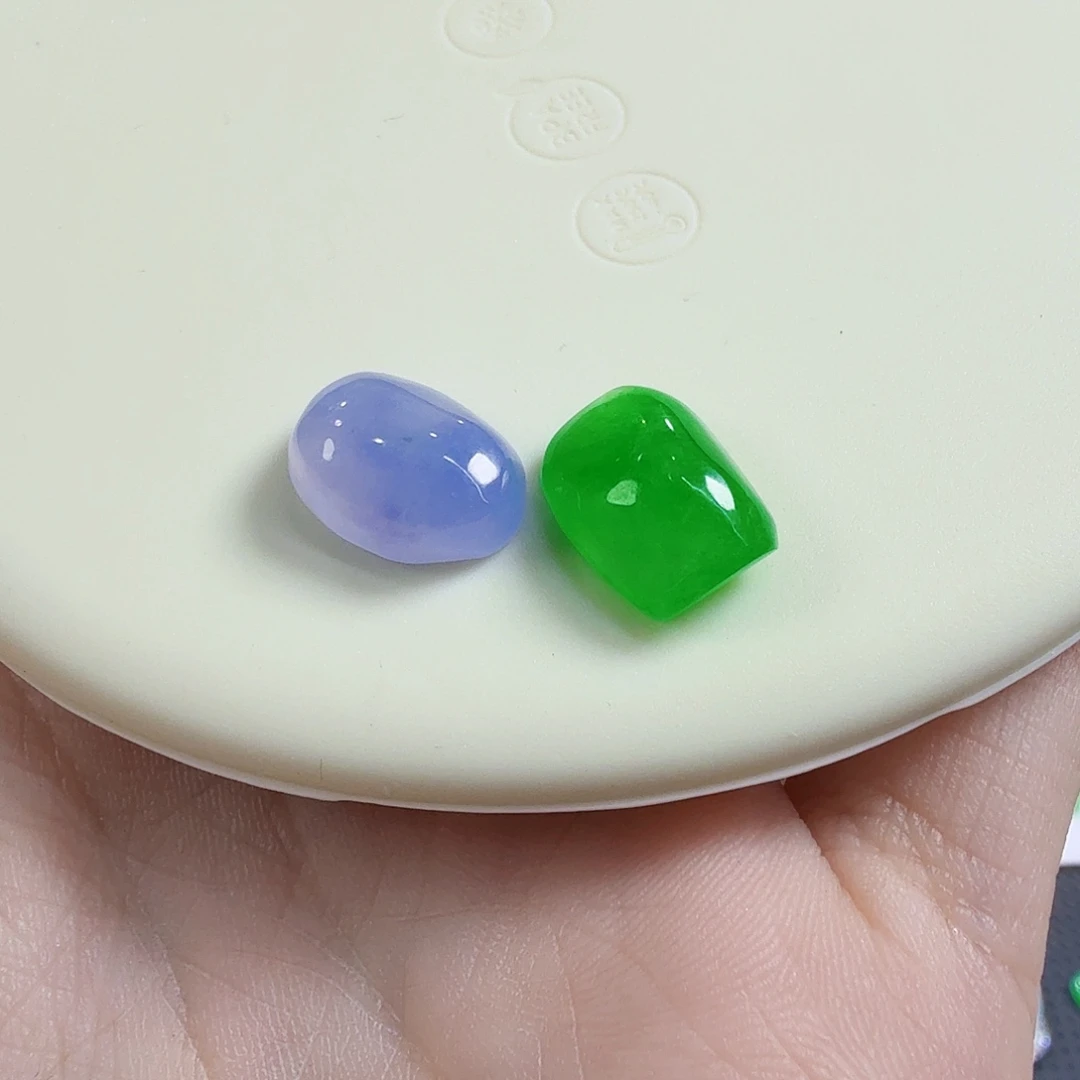 翡翠未镶嵌颈饰随行一对