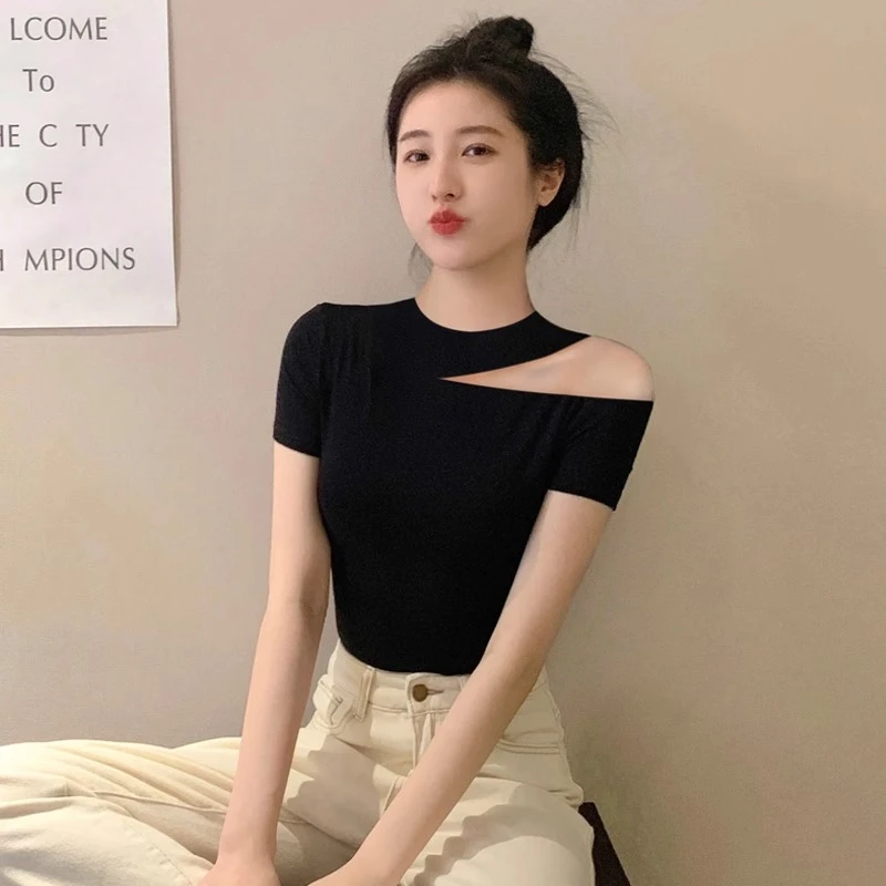 棉质黑色露肩短袖t恤女2025新款夏季紧身设计感镂空一字领上衣潮