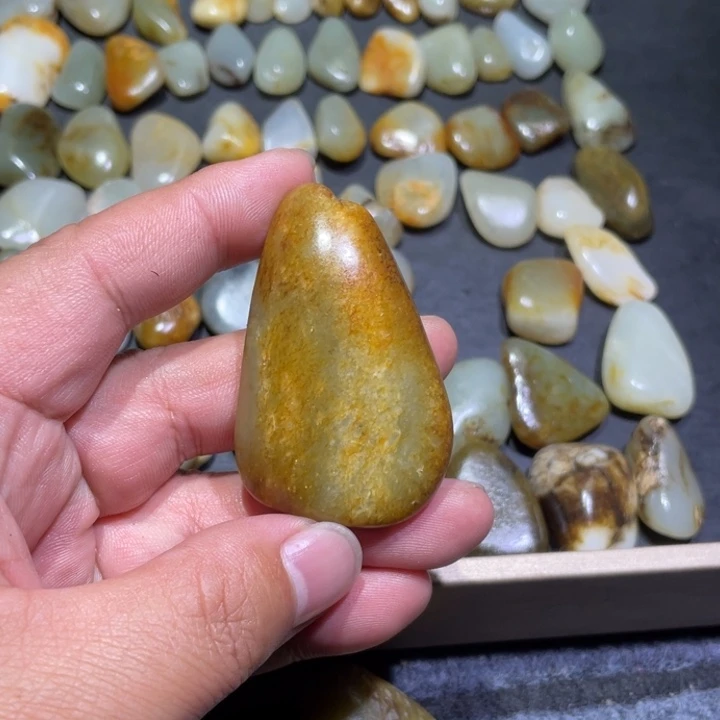 大***牛和田玉未镶嵌颈饰