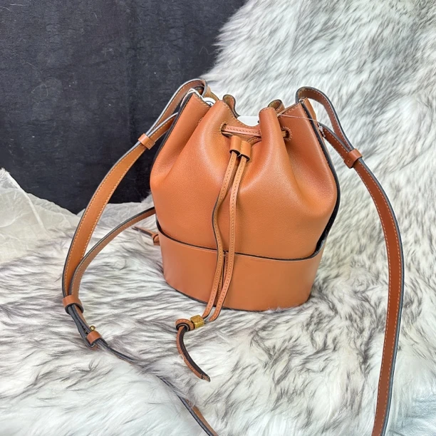 95新 LOEWE/罗意威 纳帕balloon气球抽绳水桶斜挎包