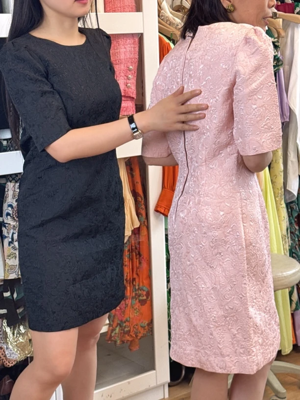 Soyinkala 浮雕花卉收腰连衣裙