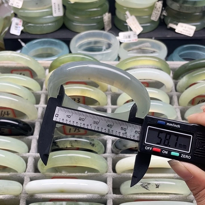 蛇纹石玉未镶嵌手镯185