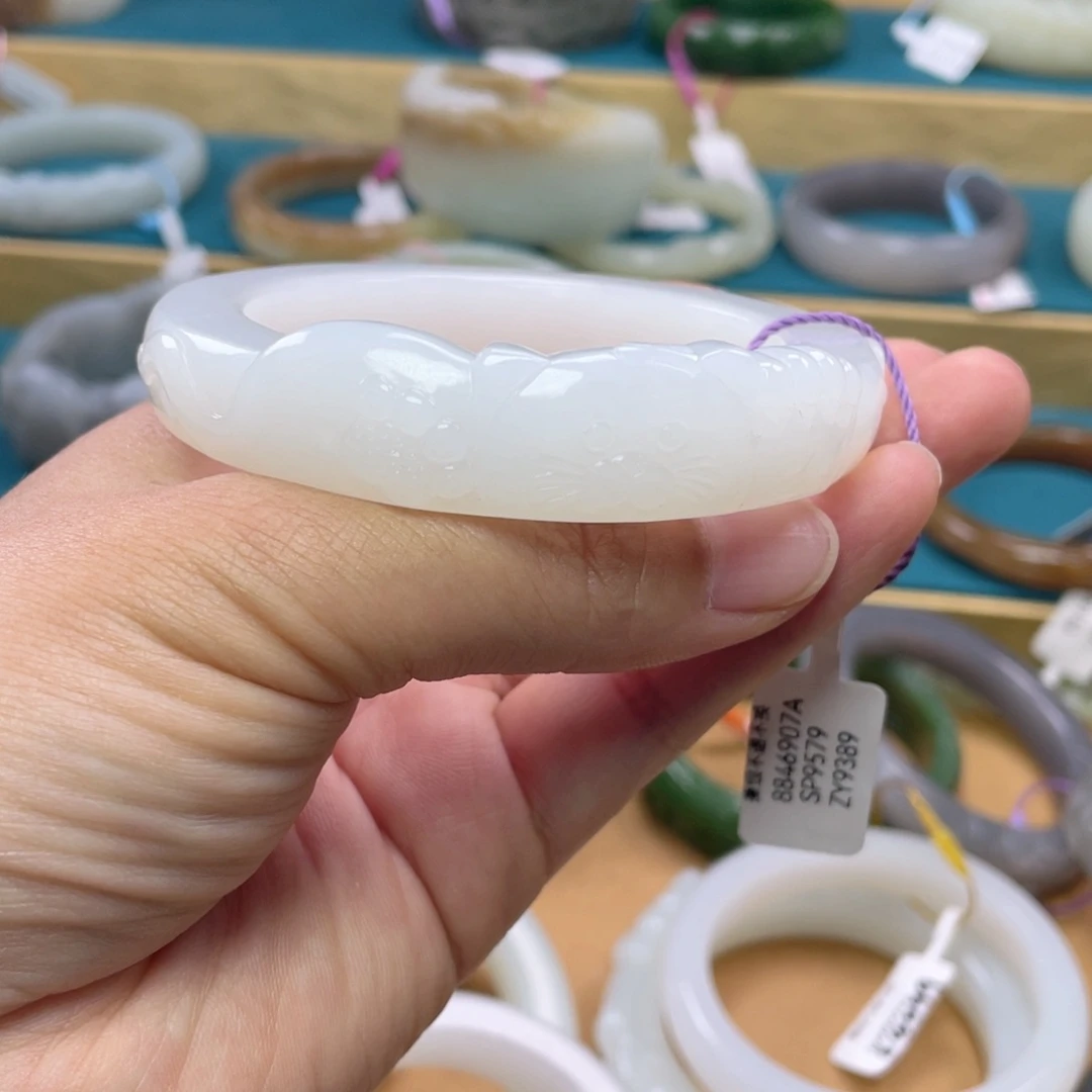 和田玉手镯未镶嵌