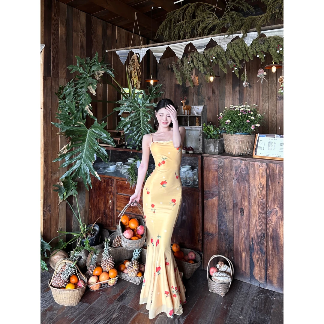 性感露背吊带连衣裙女夏季修身显瘦鱼尾裙绝美度假碎花长裙