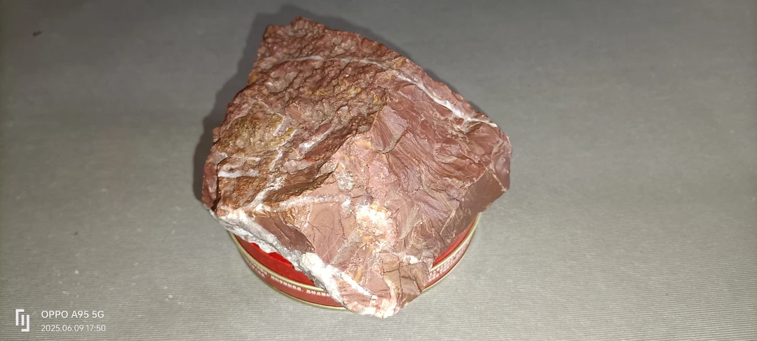 天然正中老根料黄花梨木化石，赤岩叠翠造型可用于家居办公室装饰。