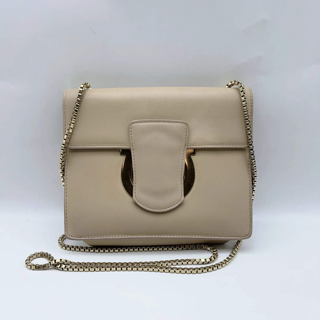 95新 FERRAGAMO/菲拉格慕 米色链条信封包 1361 7986
