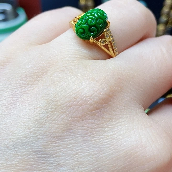 翡翠未镶嵌颈饰戒指