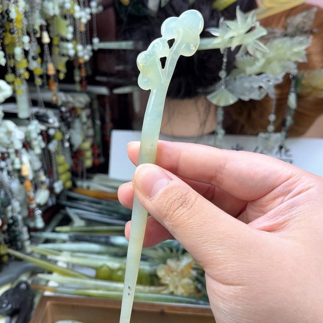 蛇纹石玉发饰未镶嵌双面雕工，长度17厘米左右