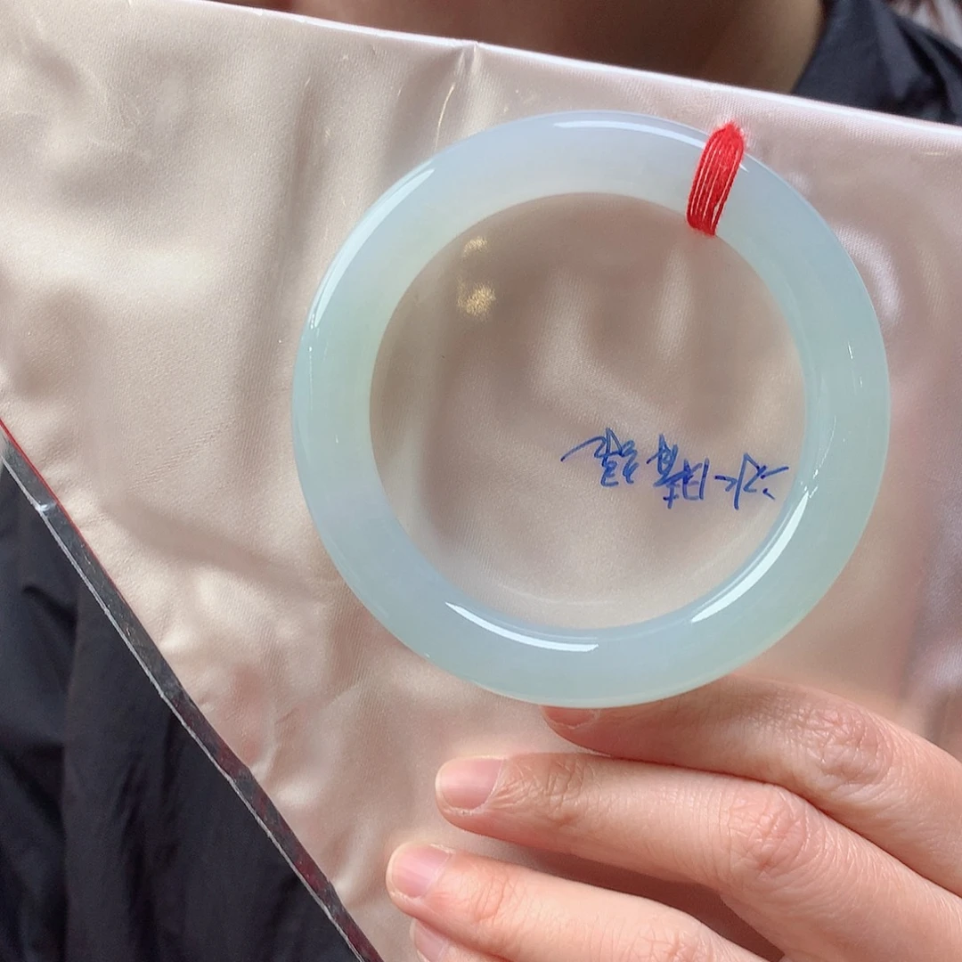 翡翠手镯未镶嵌翡翠