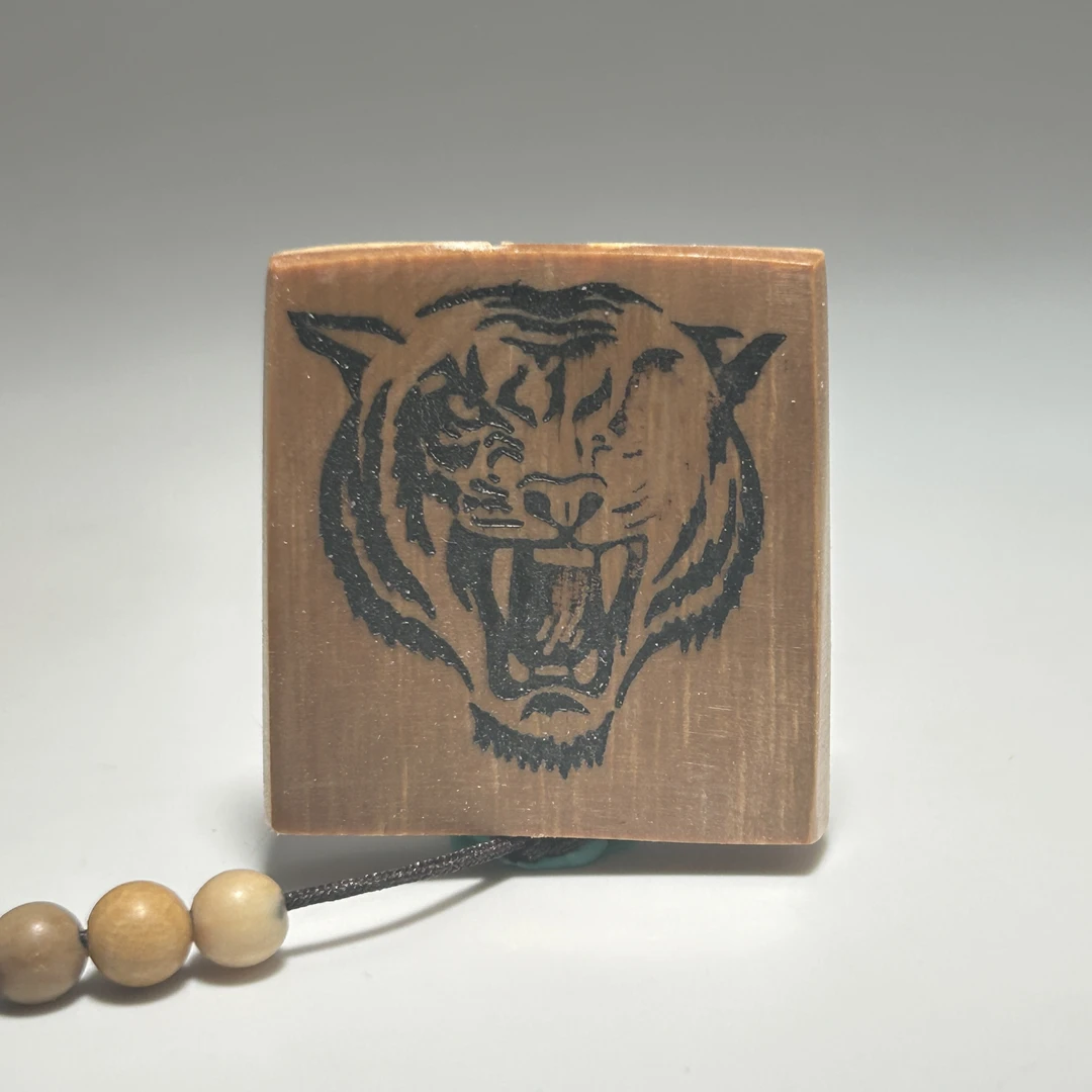 猛犸牙雕微刻虎牌吊坠31*29*5mm假一罚四X1612