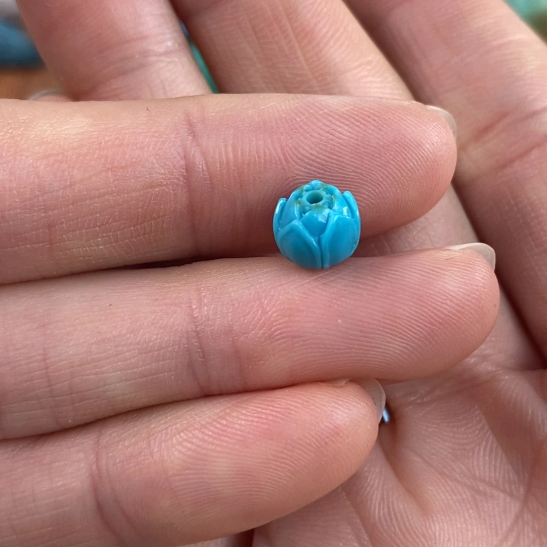 绿松石未镶嵌。莲花珠