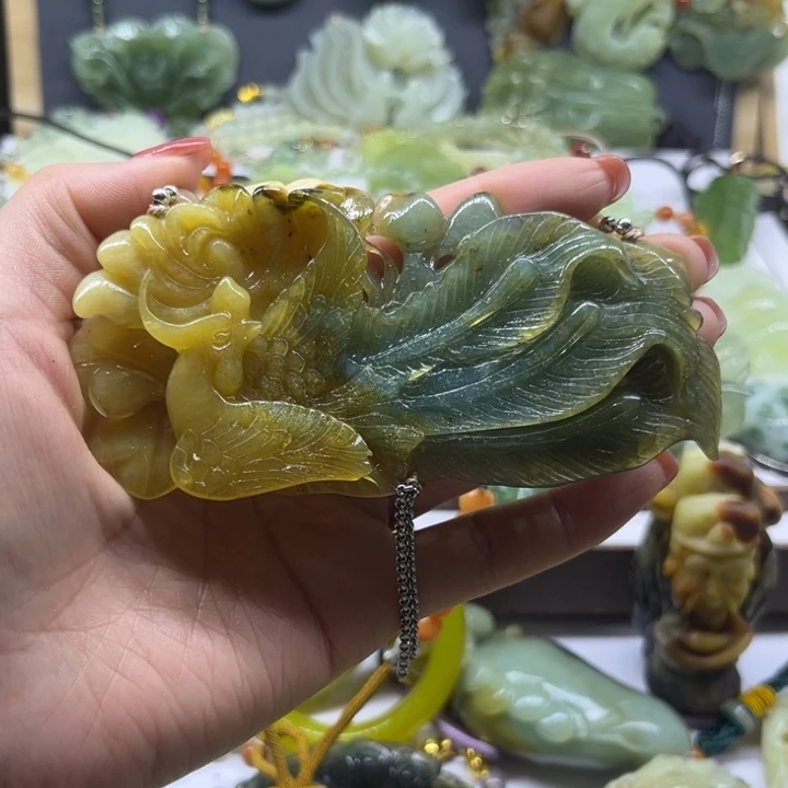 燕***肥蛇纹石玉未镶嵌颈饰