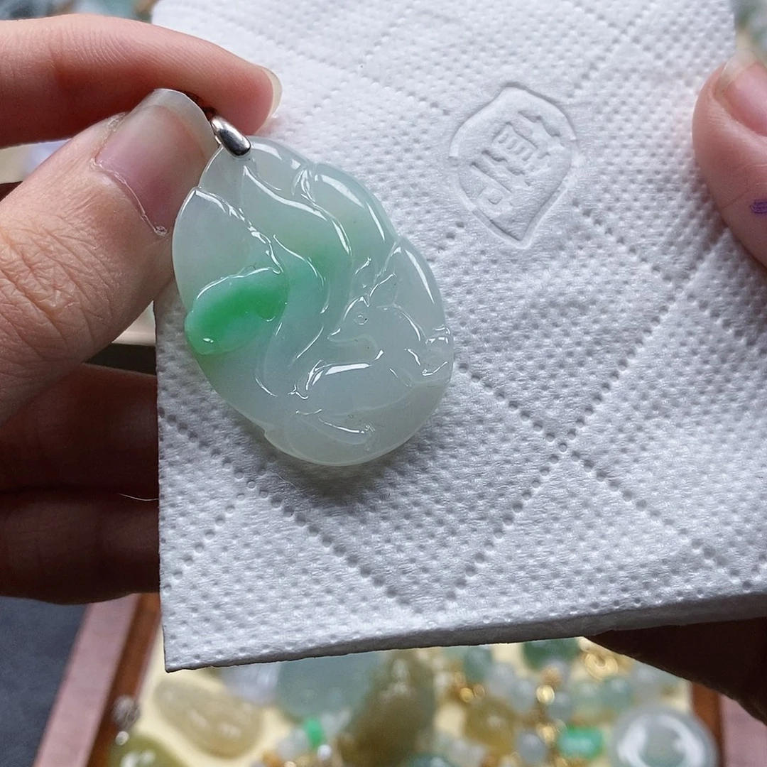 翡翠颈饰未镶嵌辉*闪