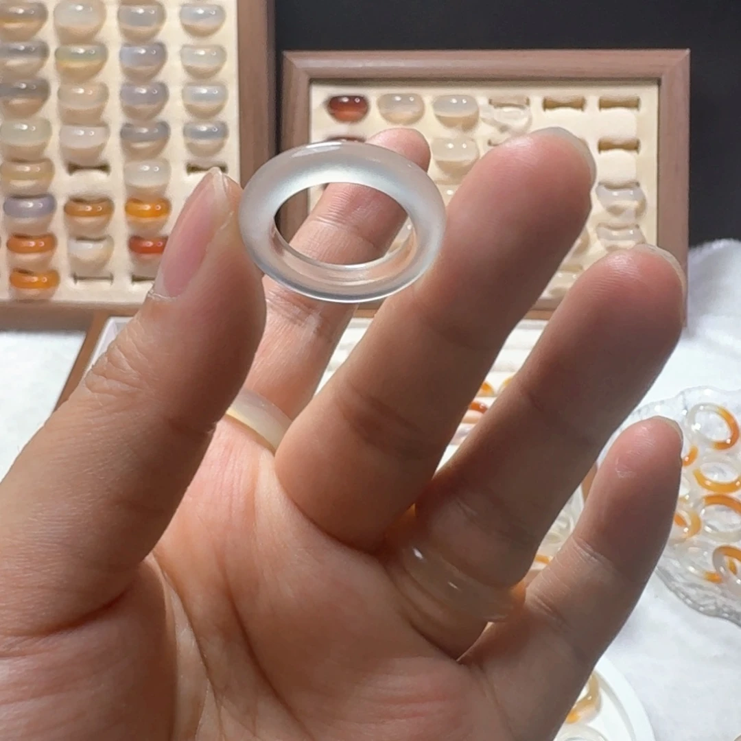 未镶嵌戒指玛瑙/玉髓630港12白冰细瑕