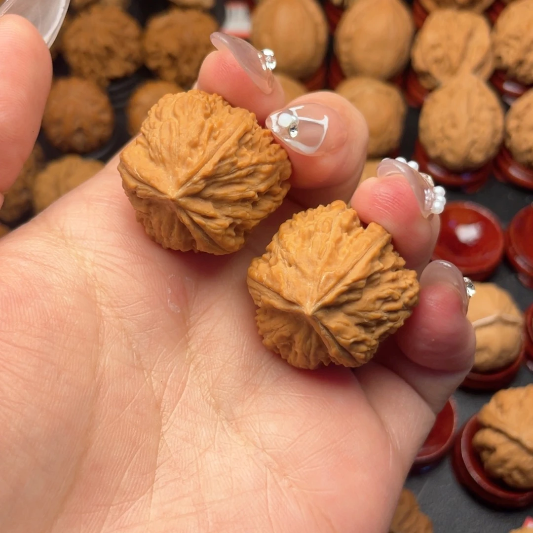 文玩核桃把件刘*雪核桃