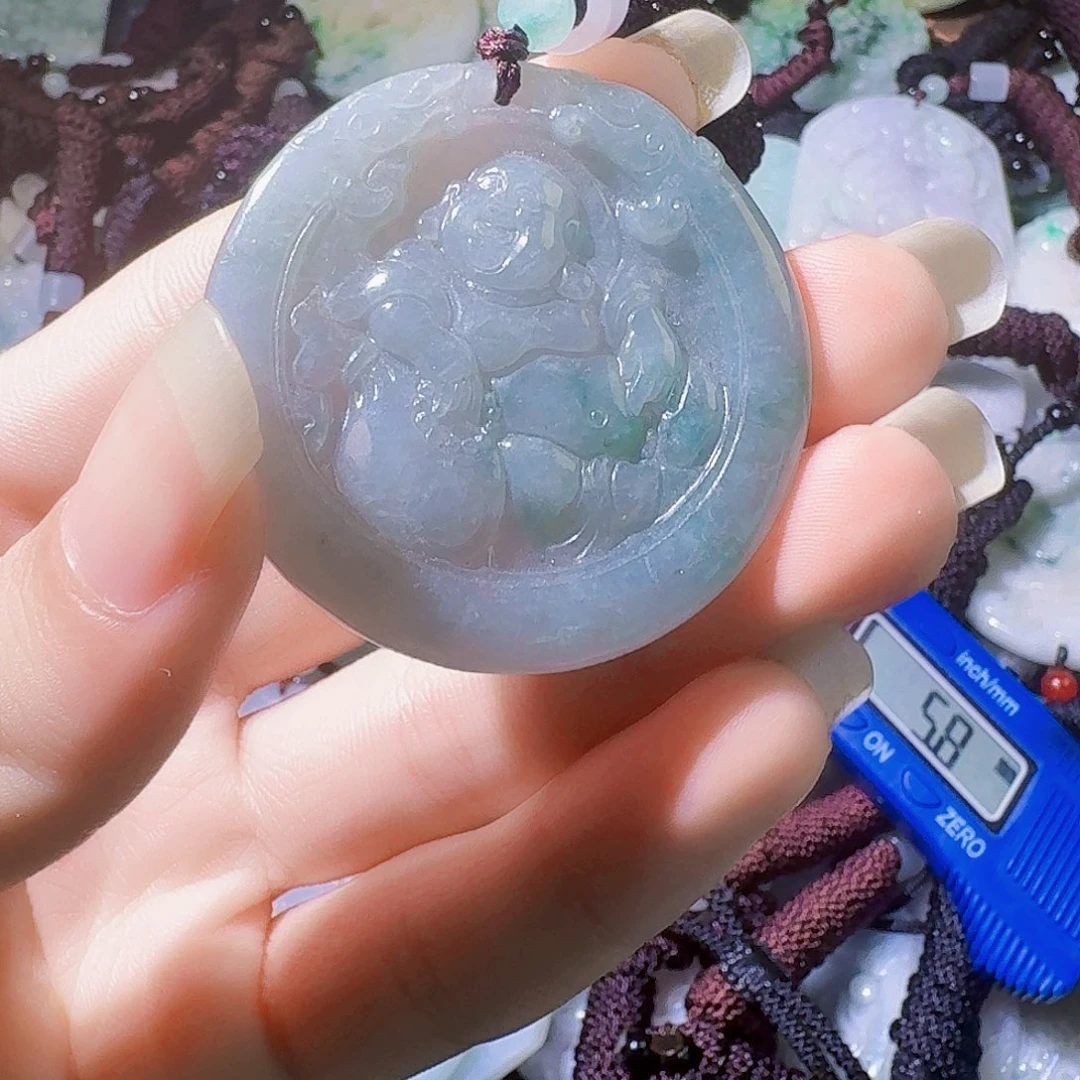 翡翠未镶嵌颈饰思考开始