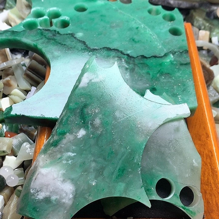 和田玉和田玉边角料未镶嵌放****错