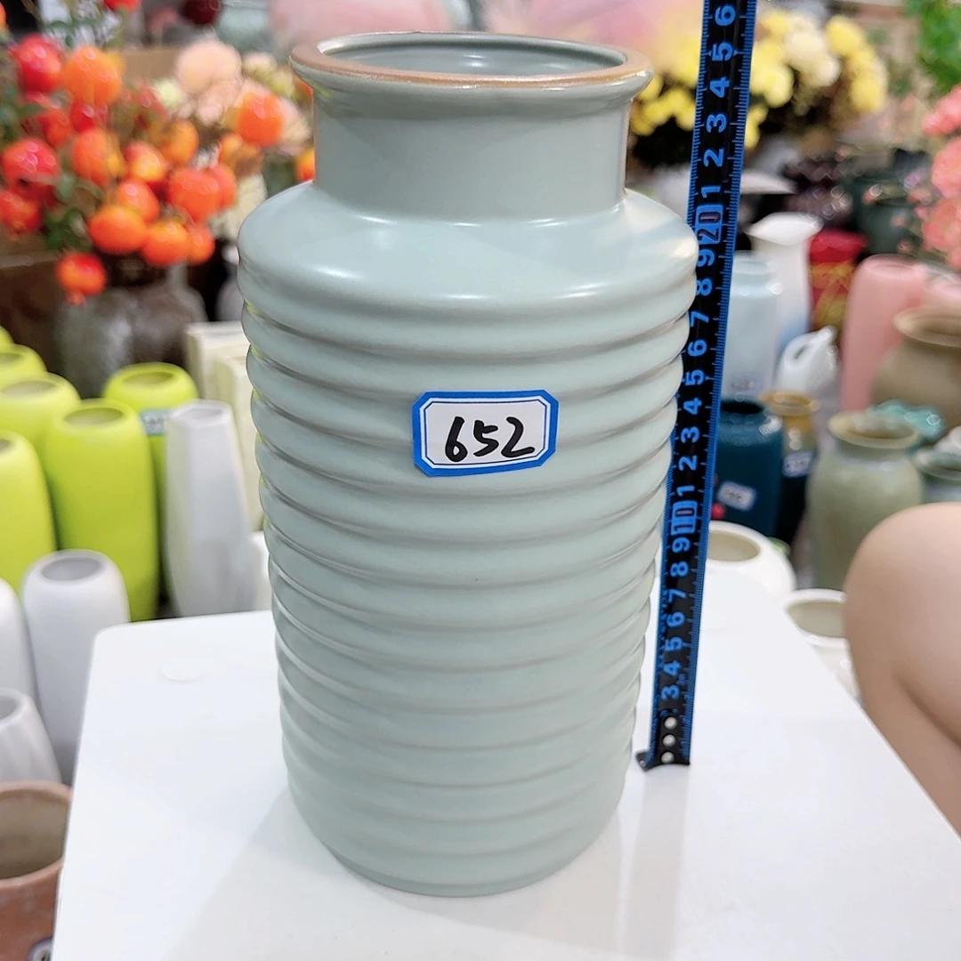 652号陶瓷高25厘米微瑕一个