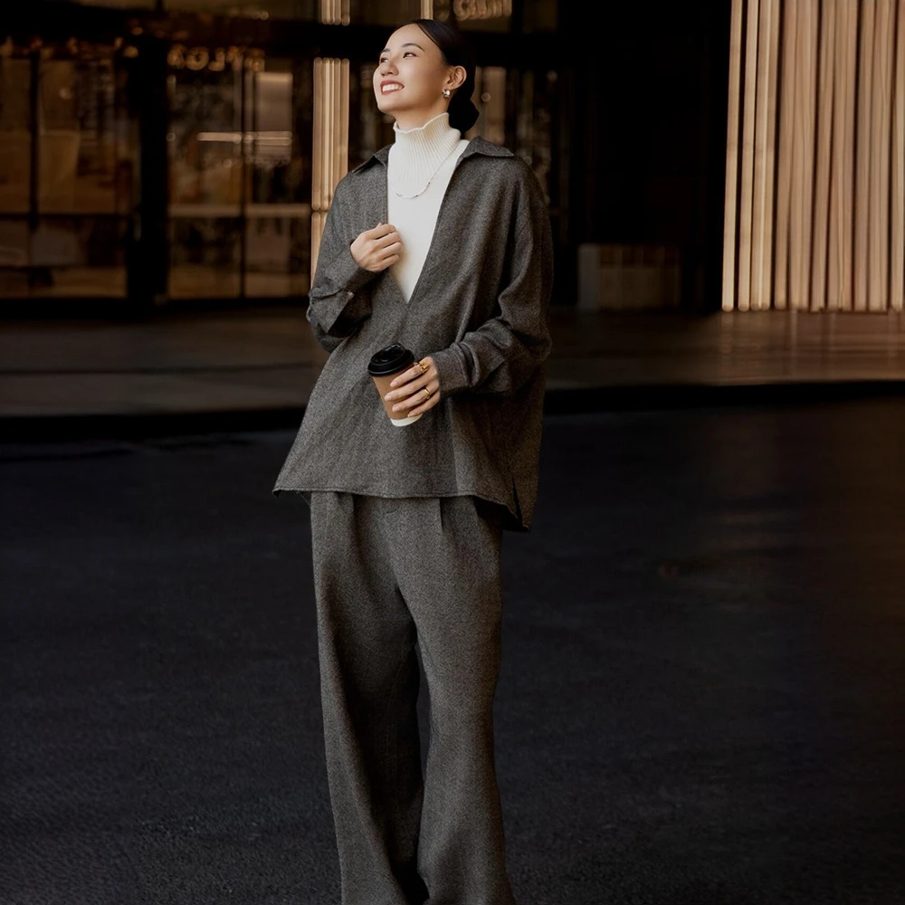 灰色时尚套装女2025秋冬季设计感衬衫休闲裤搭配白色打底衫三件套