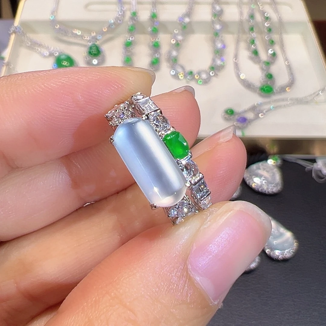 翡翠18K金镶嵌戒指