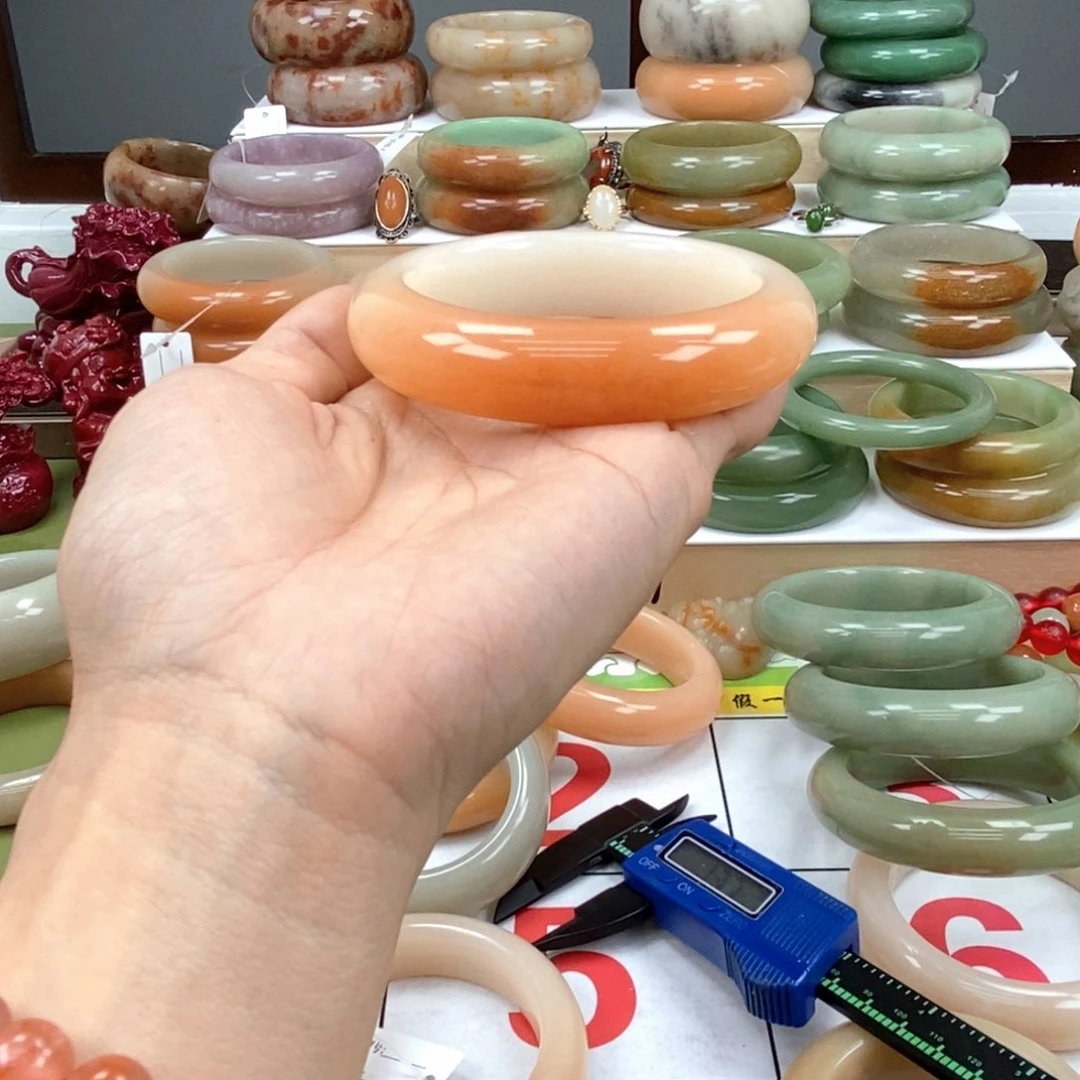 石英质玉手镯未镶嵌小**?