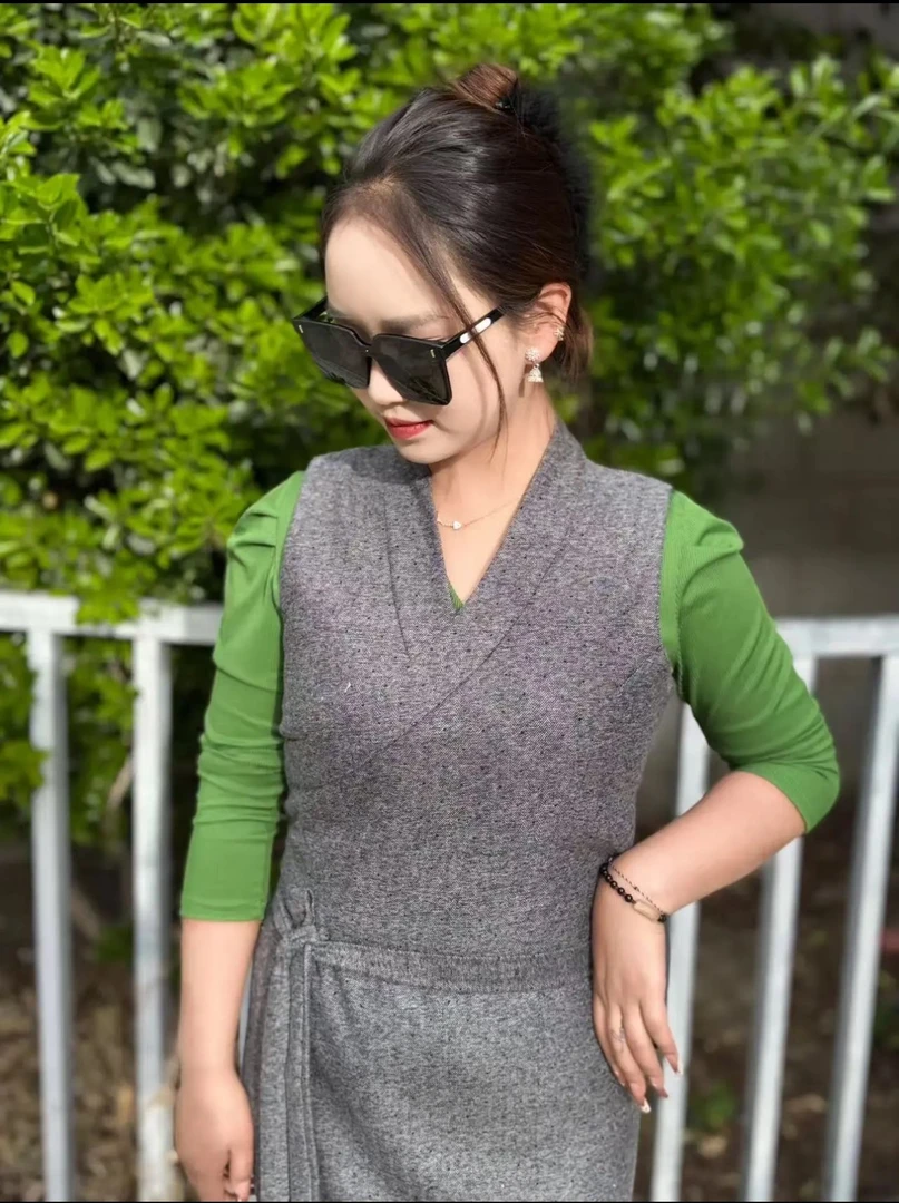 新烫钻工艺传统无袖藏服三件套