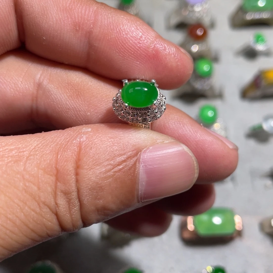 翡翠裸石冰阳绿蛋面铜托卡7.9