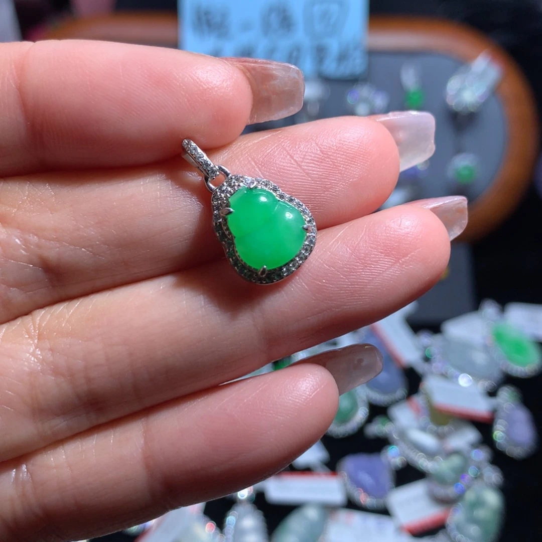 翡翠颈饰银S925镶嵌天然翡翠A货缅料阳绿葫芦吊坠