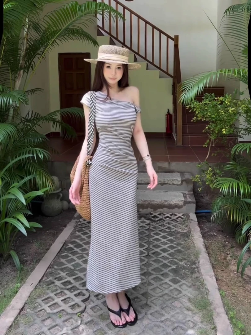 韩系斜肩条纹连衣裙女夏季纯欲风温柔气质修身显瘦收腰绝美长裙子