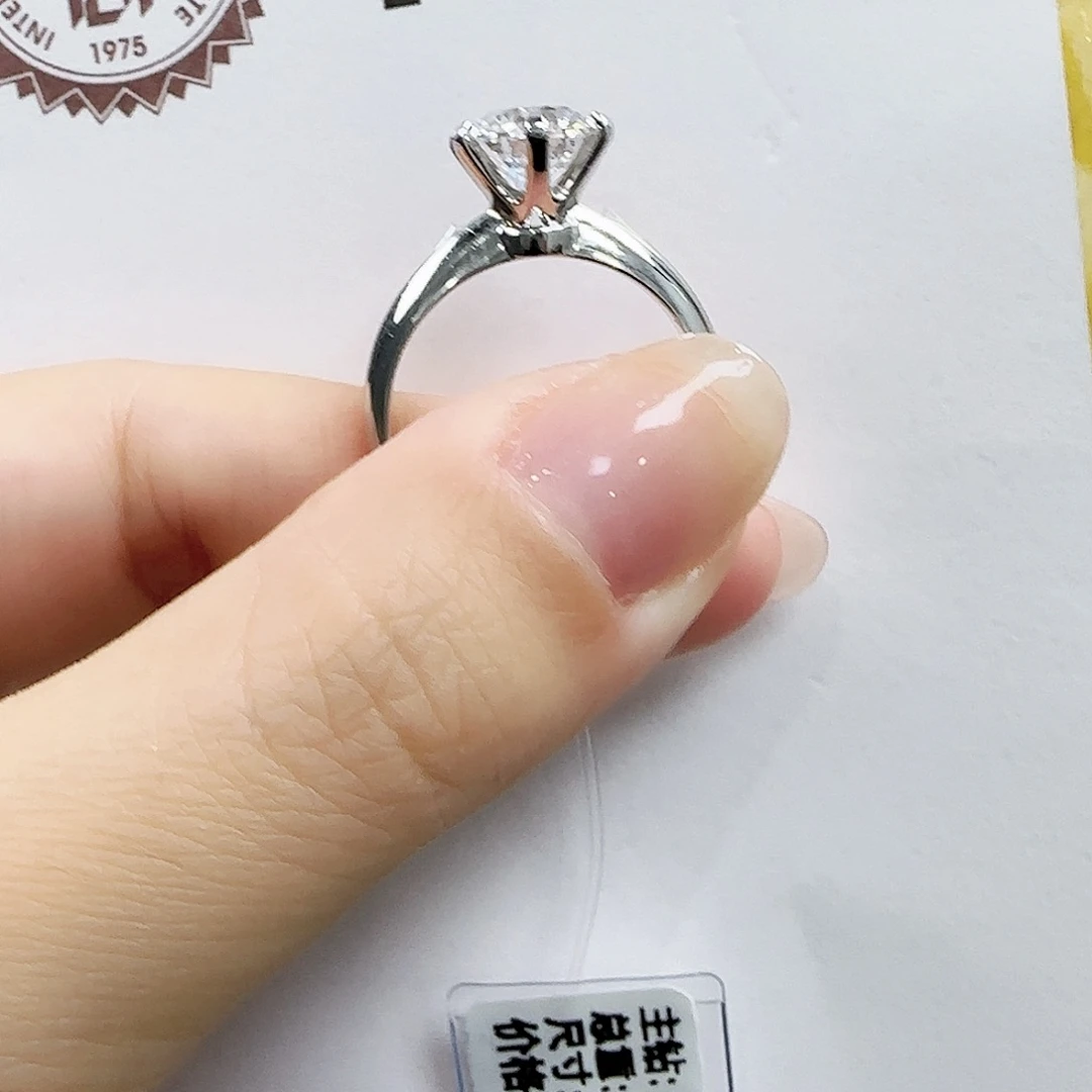 实验室培育钻石18K金镶嵌d，vs1，2ct