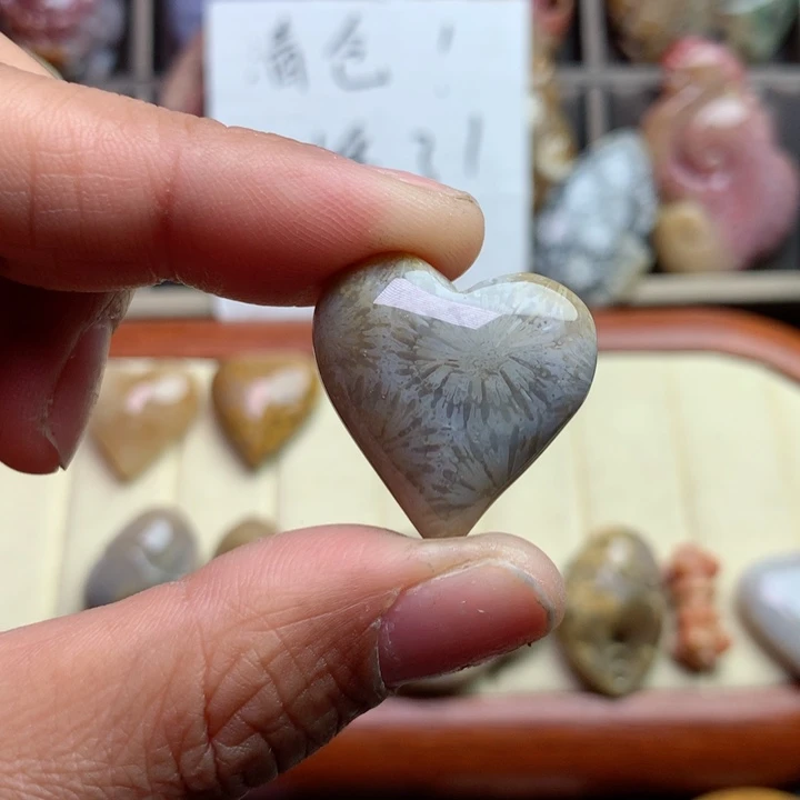 硅化珊瑚（珊瑚玉）颈饰足银镀金镶嵌