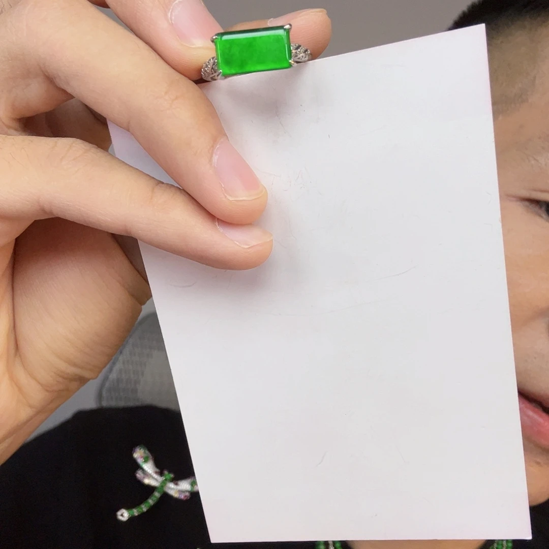 翡翠未镶嵌颈饰一件