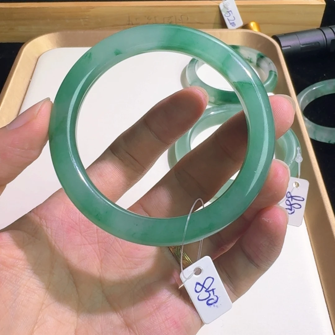 石英质玉（非洲翠）手镯未镶嵌