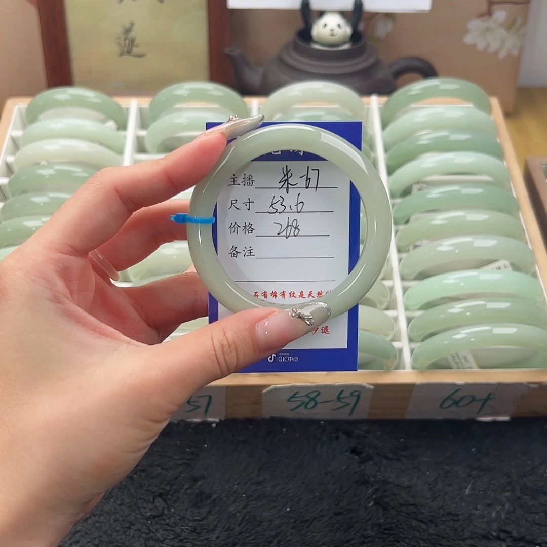 恬***~石英质玉未镶嵌手镯