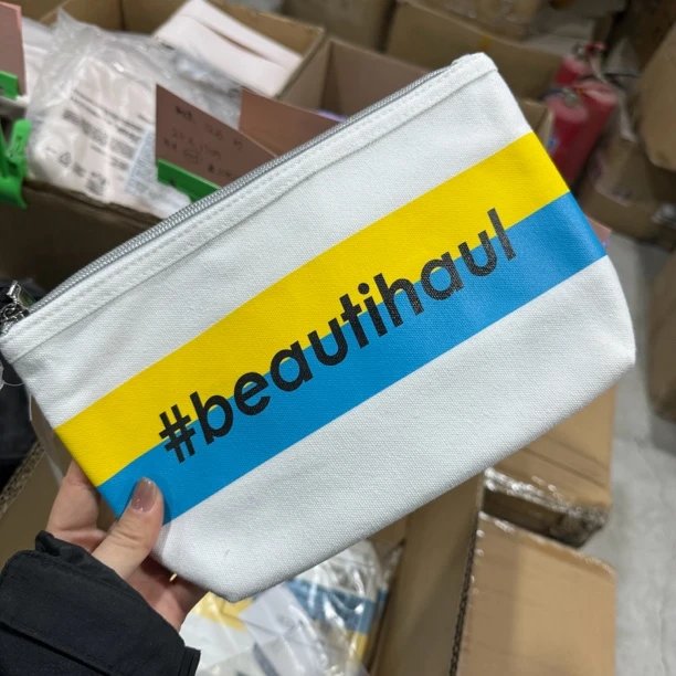 1个装25×16×7.5cm黄蓝字母拼接大容量化妆包布面