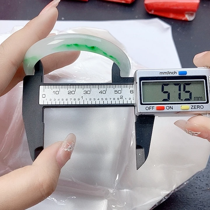 翡翠手镯未镶嵌102。 