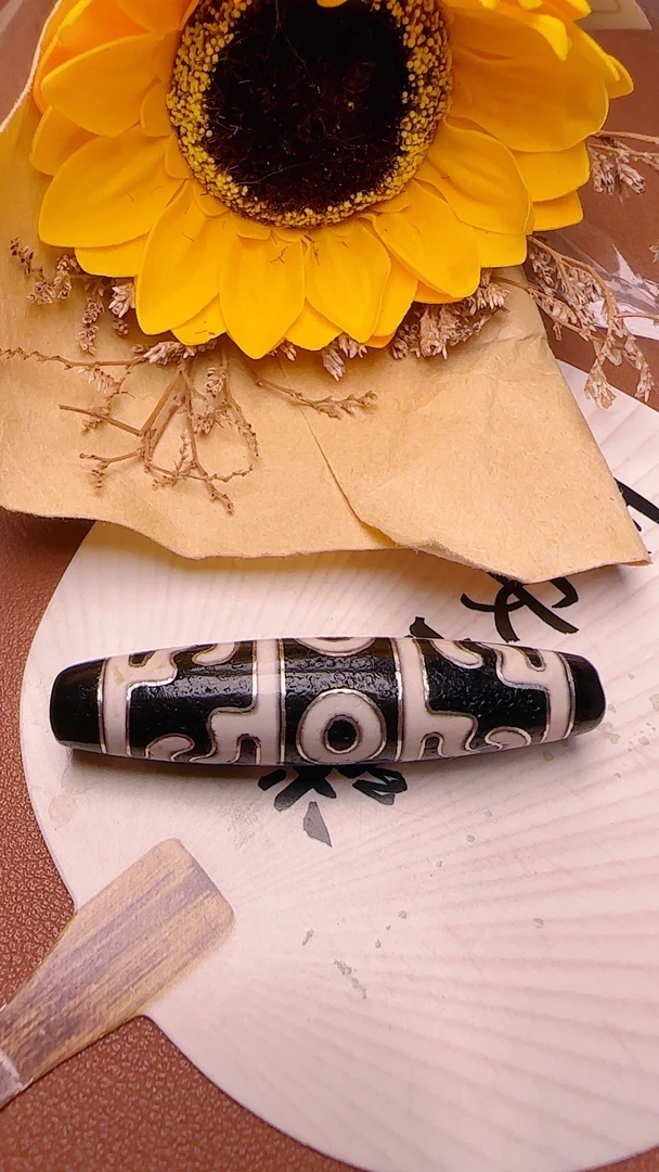 黑白藏珠工艺三眼莲师珠 通体奶白强光不透鱼鳞大风化尺53.9×12.6