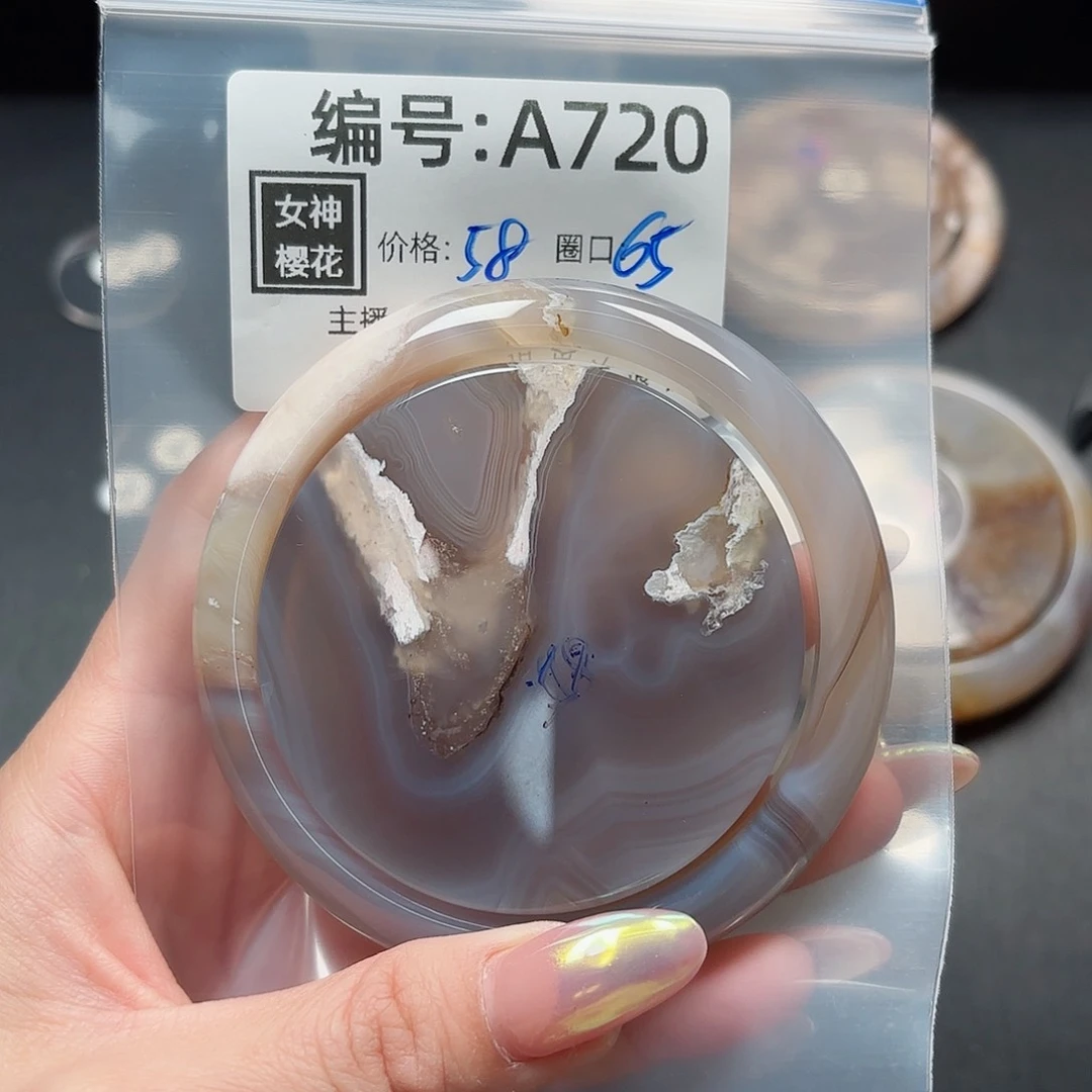 石英质玉手镯合金特****?