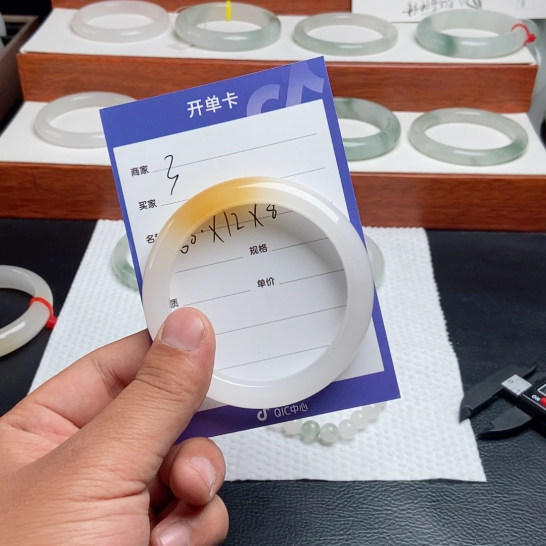 石英质玉手镯未镶嵌即****行3