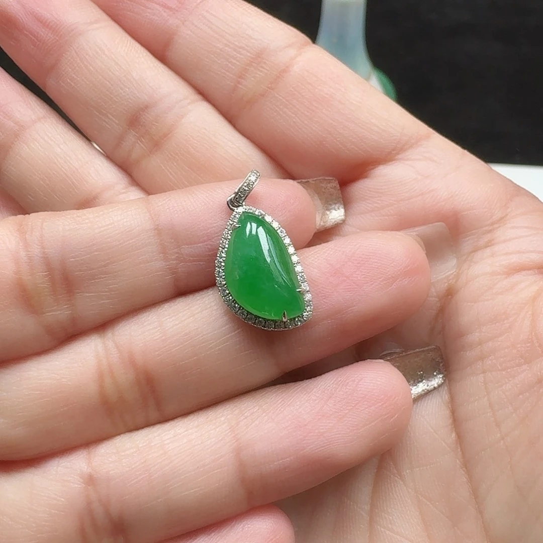 翡翠18K金镶嵌颈饰