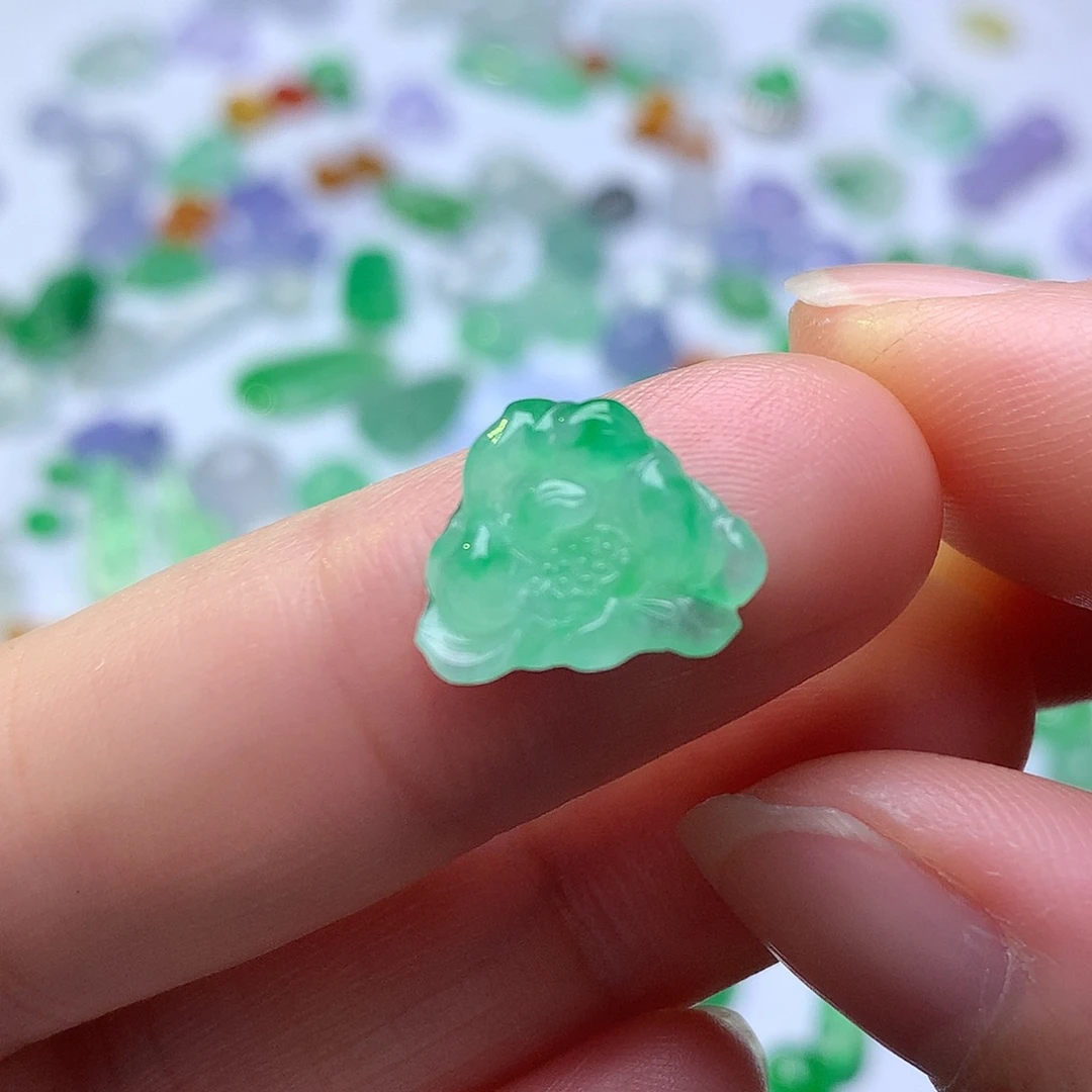 翡翠未镶嵌颈饰花