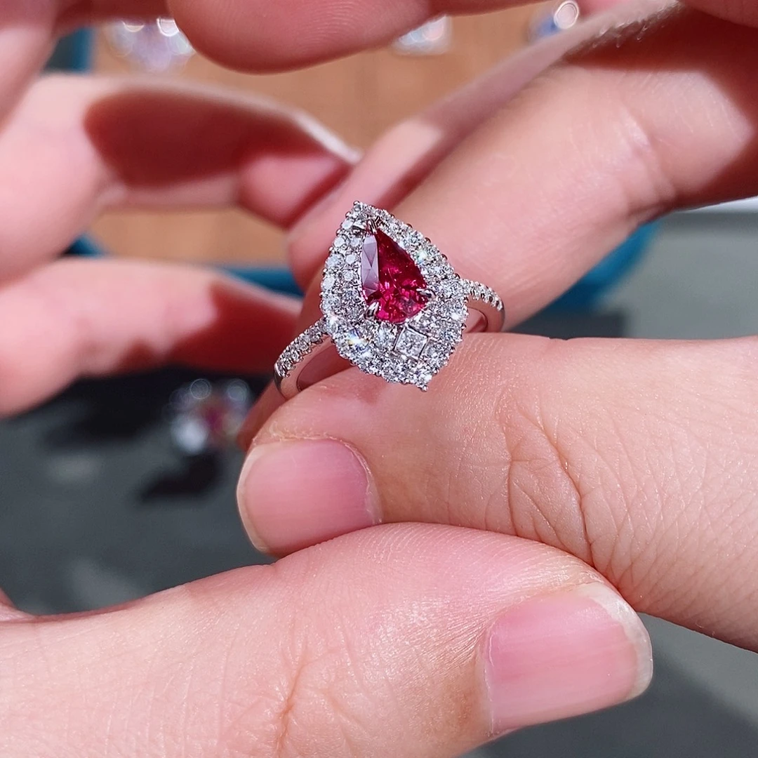 18K金镶嵌戒指红宝石吉尔德无烧鸽血红1.17ct