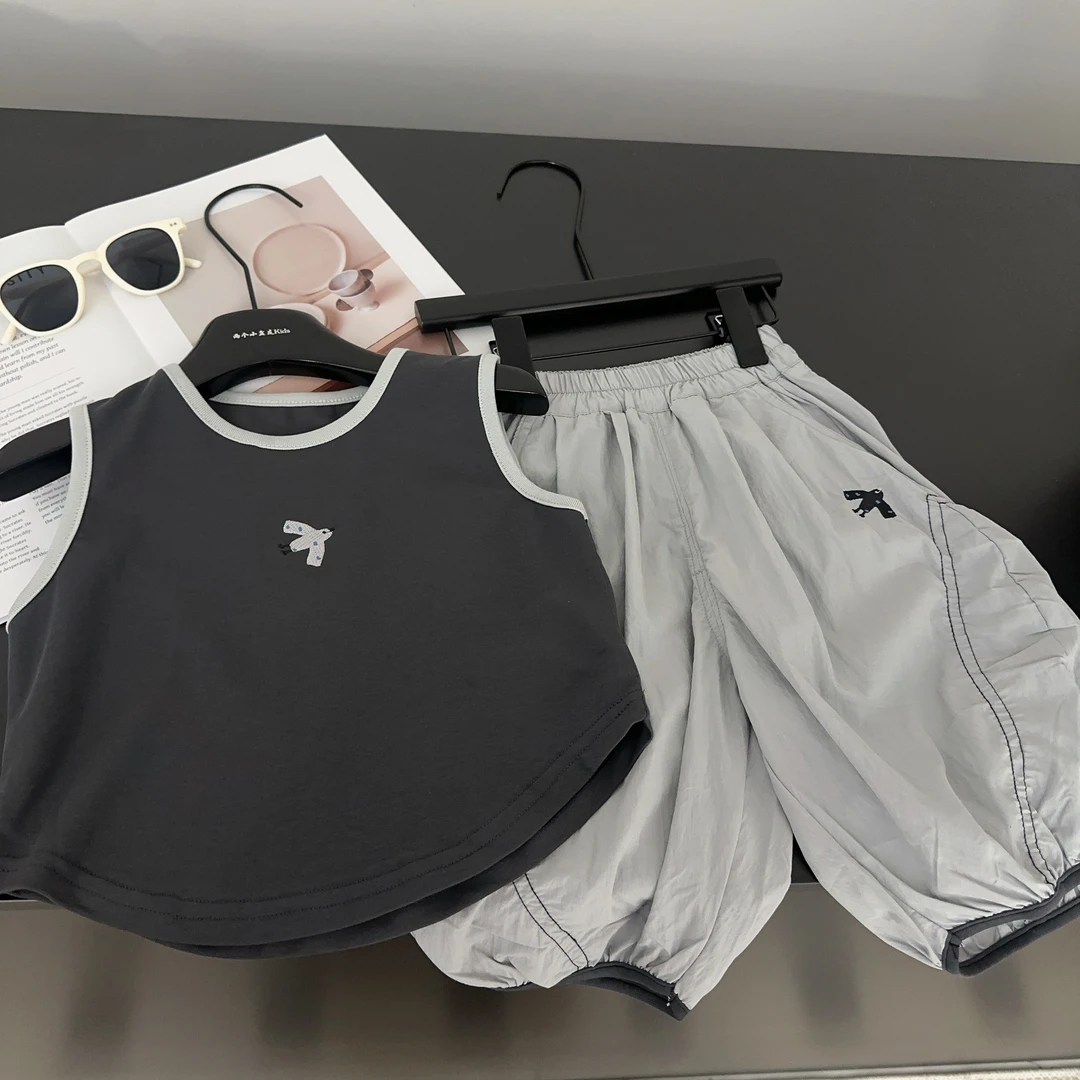 【两个小盆友】2025夏季儿童韩版简约印花背心宽松七分裤套装8011