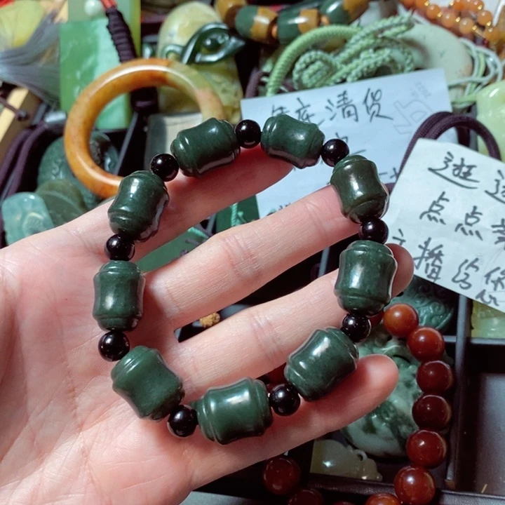 透闪石质玉颈饰未镶嵌