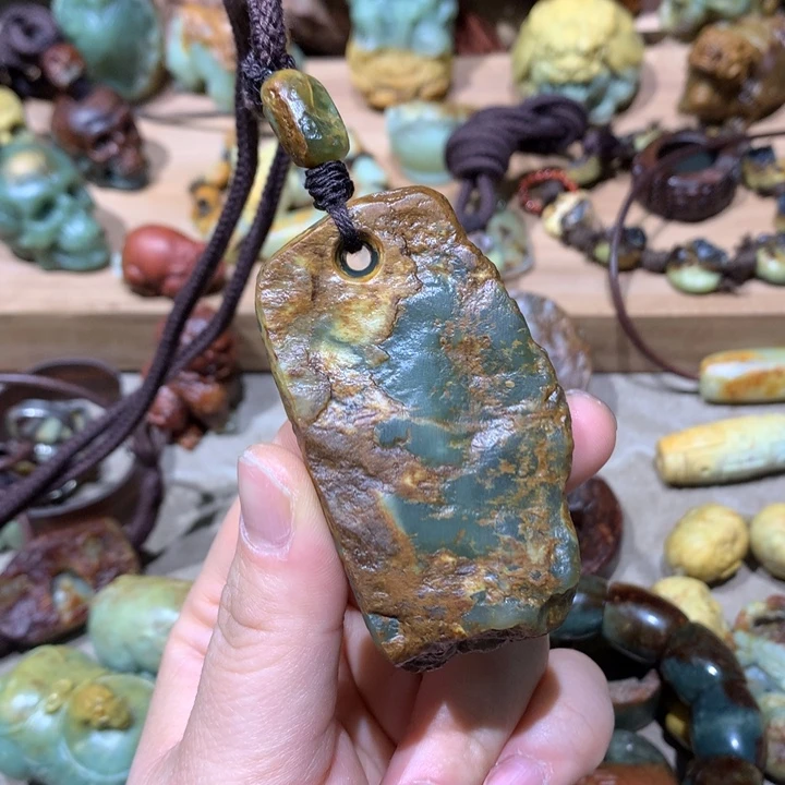 未镶嵌岫岩河磨玉（透闪石质玉）把件?