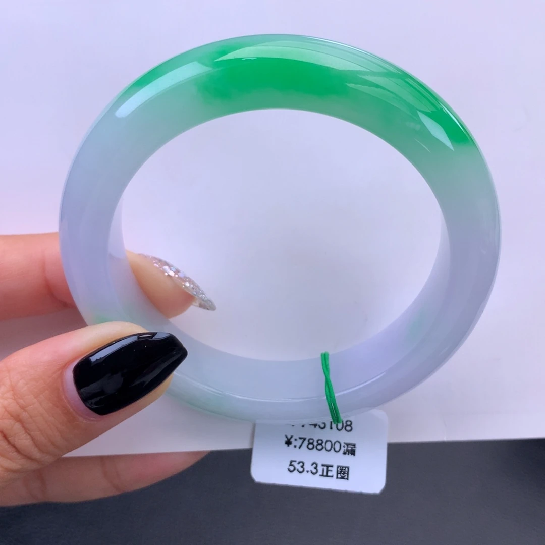 翡翠未镶嵌手镯一手）细糯化白底阳绿手镯（细纹）