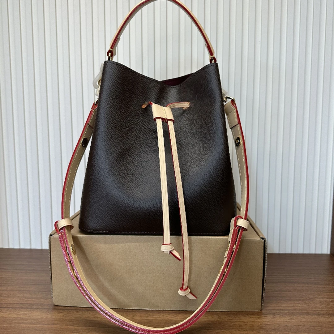 2025（BB水桶）刚五金时尚女款包包