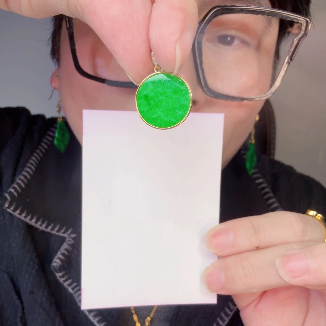 翡翠未镶嵌颈饰一件