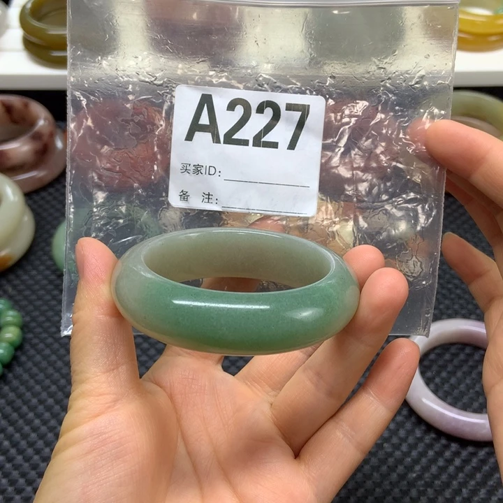 未镶嵌手镯石英质玉小**?