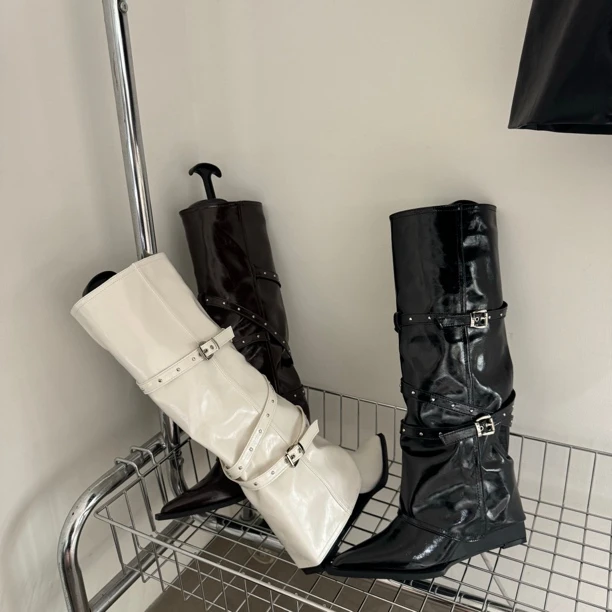 2025秋冬新款小众设计感铆钉皮带扣骑士靴跛跟时装靴辣妹长筒靴